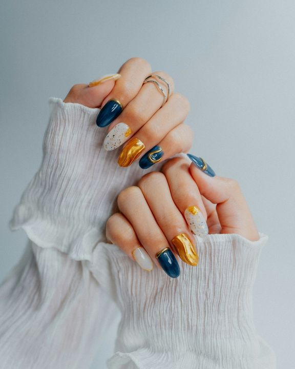 Lacivert ve altın nail art